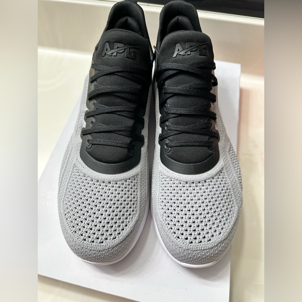 APL men’s size 10.5